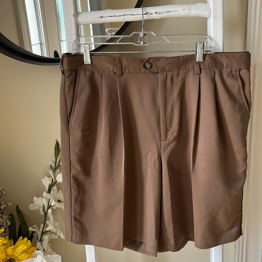 Izod Brown Pleated Golf Shorts.  Size 38